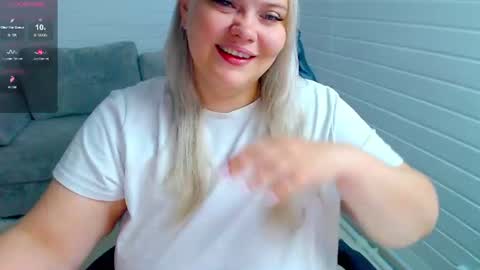 Snapshot of juicy_diana chatting on July 1, 7:32 am Diana For friends simple Di online show from July 1, 7:32 am