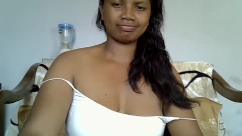 Snapshot of juicy_pretty chatting on August 3, 11:48 am stellah online show from August 3, 11:48 am