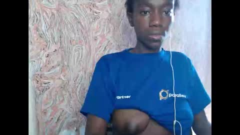 Snapshot of juicyberryx chatting on February 2, 2:56 pm queen online show from February 2, 2:56 pm