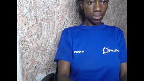 Snapshot of juicyberryx chatting on February 3, 6:13 am queen online show from February 3, 6:13 am