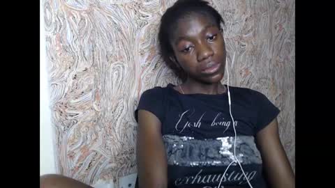 Snapshot of juicyberryx chatting on February 6, 2:37 pm queen online show from February 6, 2:37 pm