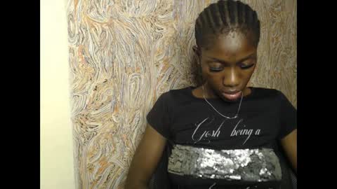 Snapshot of juicyberryx chatting on February 17, 6:20 am queen online show from February 17, 6:20 am