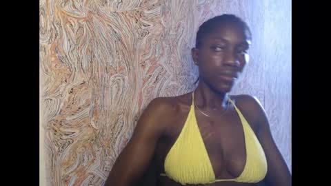 Snapshot of juicyberryx chatting on February 19, 12:00 pm queen online show from February 19, 12:00 pm