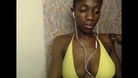 Snapshot of juicyberryx chatting on February 21, 8:18 am queen online show from February 21, 8:18 am