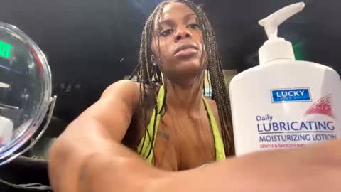 Snapshot of juicyexotic chatting on January 31, 4:03 am JuicyExotic online show from January 31, 4:03 am