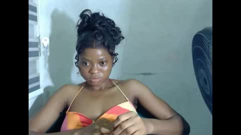 juicynpinkx online show from April 18, 7:07 pm