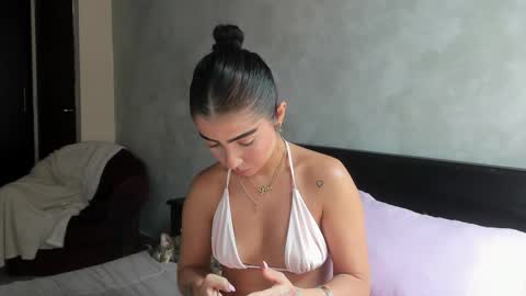 Snapshot of juieth_gv chatting on November 6, 4:19 pm Andry but call me yulieth online show from November 6, 4:19 pm