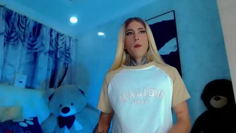 Snapshot of julia_bulette1 chatting on June 14, 1:47 am julia_bulette1 online show from June 14, 1:47 am