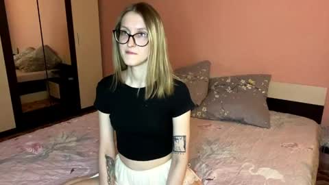 julia_charm online show from May 18, 4:13 pm
