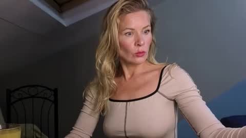 Snapshot of julia_giulia chatting on November 12, 7:57 pm julia_giulia online show from November 12, 7:57 pm