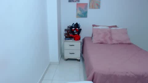 julia online show from December 17, 7:53 pm