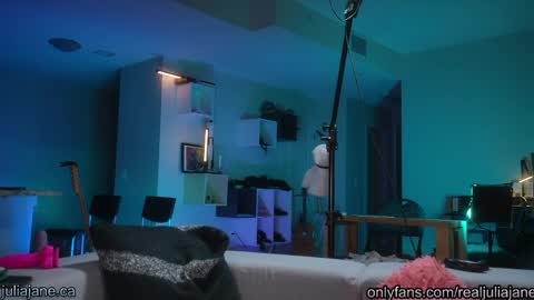 Julia Jane online show from April 16, 2:56 am