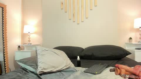 J U L IA   M A R T I N E Z online show from February 22, 5:35 pm