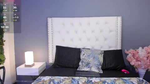 J U L IA   M A R T I N E Z online show from November 22, 11:42 am