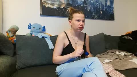 julia_official online show from February 12, 11:30 pm