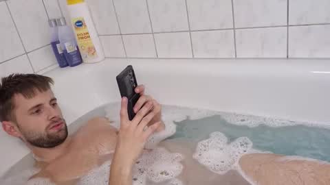 julia_official online show from November 8, 1:22 pm