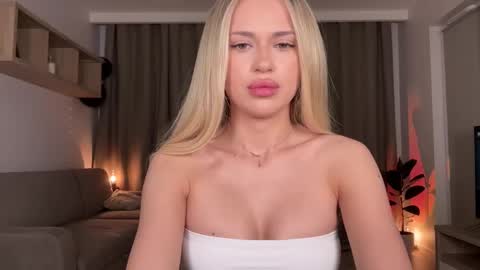 Julia R Le online show from September 16, 8:32 pm