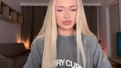 Julia R Le online show from October 13, 7:47 pm