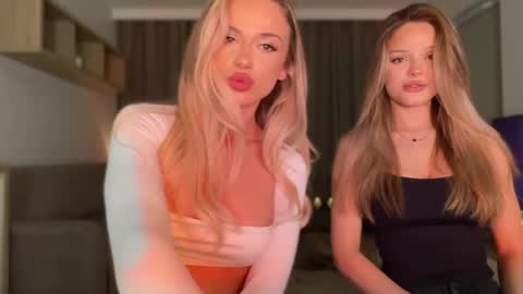 Julia R Le online show from October 23, 7:01 pm