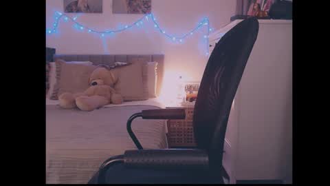 julialiones online show from February 19, 4:14 pm