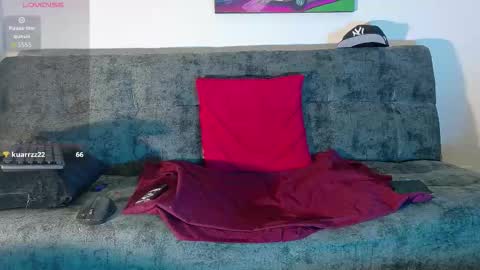 Julian independent model online show from January 9, 9:01 am