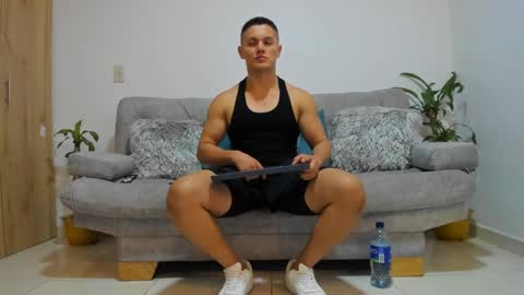 julian_wallace online show from December 18, 12:10 am