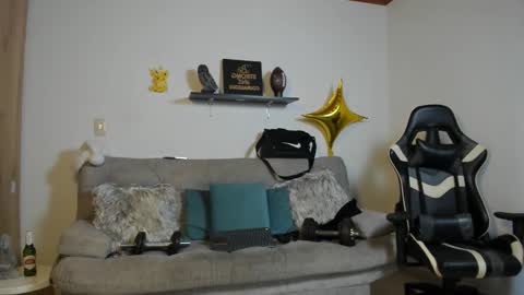 julian_wallace online show from December 18, 6:36 pm