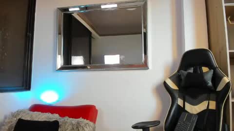 julian_wallace online show from April 21, 8:55 pm