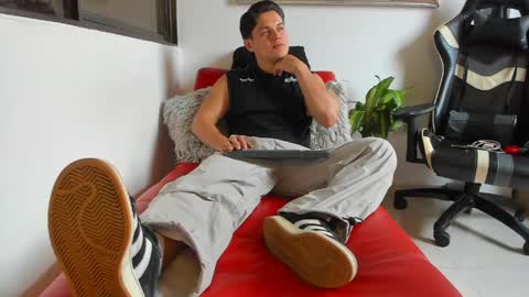 Snapshot of julian_wallace chatting on May 4, 6:26 pm julian_wallace online show from May 4, 6:26 pm