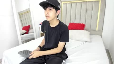 Julian online show from January 7, 7:05 pm