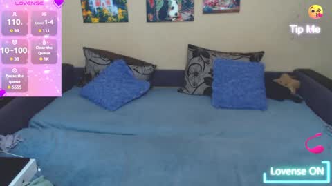 Snapshot of juliasane_ chatting on May 7, 2:22 pm Jul online show from May 7, 2:22 pm
