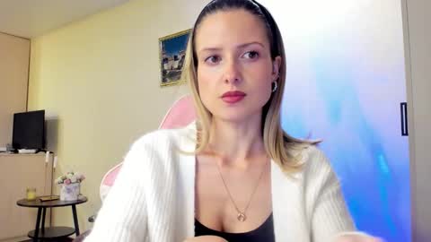 Snapshot of julie_flores chatting on October 19, 4:51 pm Julie online show from October 19, 4:51 pm