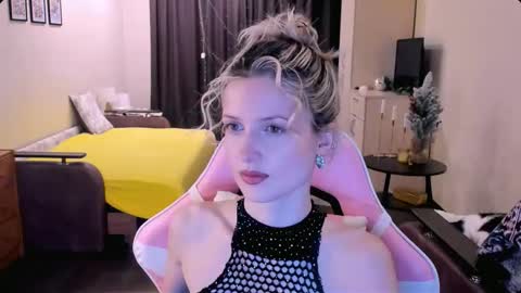 Julie online show from November 13, 3:55 pm