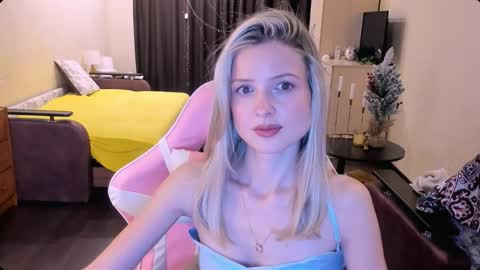 Julie online show from November 15, 3:52 pm