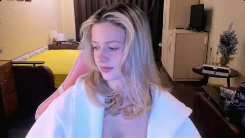 Julie online show from November 28, 3:09 am