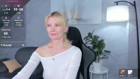 Snapshot of julie_lucasss chatting on June 26, 12:15 am Julie Lucasss online show from June 26, 12:15 am