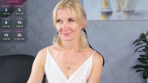 Snapshot of julie_lucasss chatting on July 23, 12:24 am Julie Lucasss online show from July 23, 12:24 am