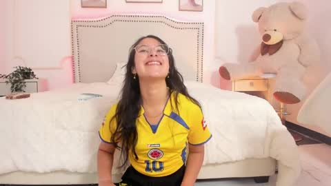 Snapshot of juliee_ross chatting on April 10, 12:32 pm juliee_ross online show from April 10, 12:32 pm