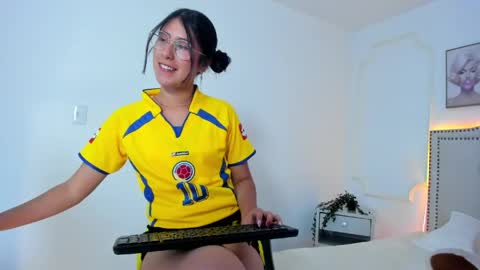Snapshot of juliee_ross chatting on April 29, 12:20 pm juliee_ross online show from April 29, 12:20 pm