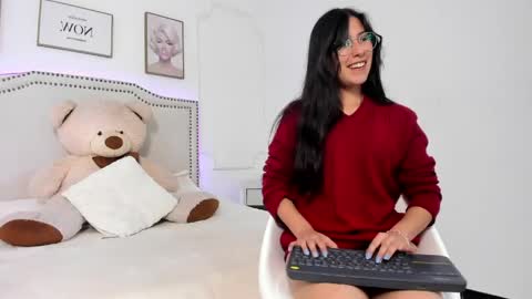 Snapshot of juliee_ross chatting on May 4, 12:34 pm juliee_ross online show from May 4, 12:34 pm
