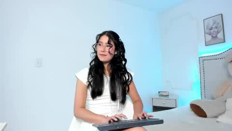 Snapshot of juliee_ross chatting on May 9, 12:32 pm juliee_ross online show from May 9, 12:32 pm
