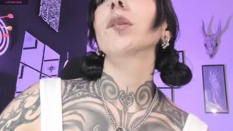 Snapshot of juliet_sourire chatting on May 4, 2:13 pm juliet_sourire online show from May 4, 2:13 pm