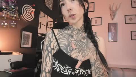Snapshot of juliet_sourire chatting on May 26, 1:18 pm juliet_sourire online show from May 26, 1:18 pm