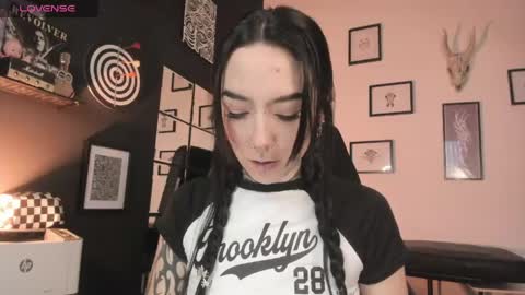 Snapshot of juliet_sourire chatting on June 1, 2:30 pm juliet_sourire online show from June 1, 2:30 pm