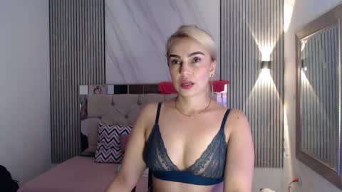 julieta__fox_ online show from April 7, 1:50 am