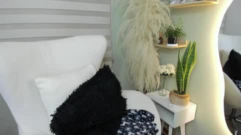 Snapshot of julieta_evans_1 chatting on April 17, 12:46 am Julieta online show from April 17, 12:46 am