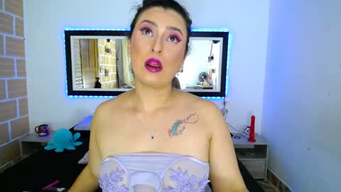 Snapshot of julieta_rodriguez chatting on December 21, 10:19 pm Julieta Rodriguez online show from December 21, 10:19 pm