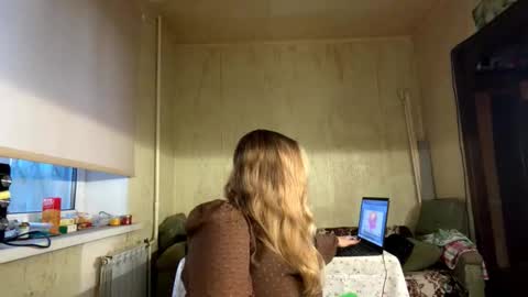 Mia online show from October 18, 2:18 pm