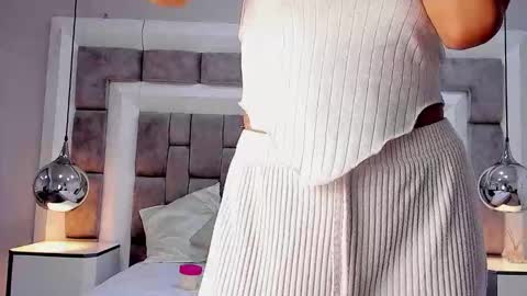 Snapshot of juliettableer chatting on December 2, 12:21 pm Hi guys It is a pleasure to have you here I am Julieta online show from December 2, 12:21 pm