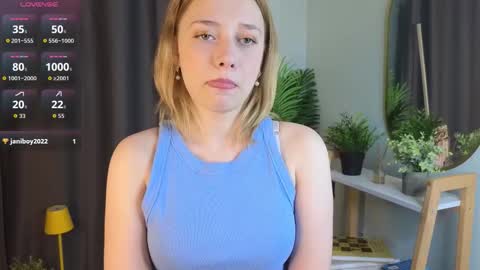 Snapshot of juliettakaniecki chatting on October 12, 3:05 am Mia online show from October 12, 3:05 am